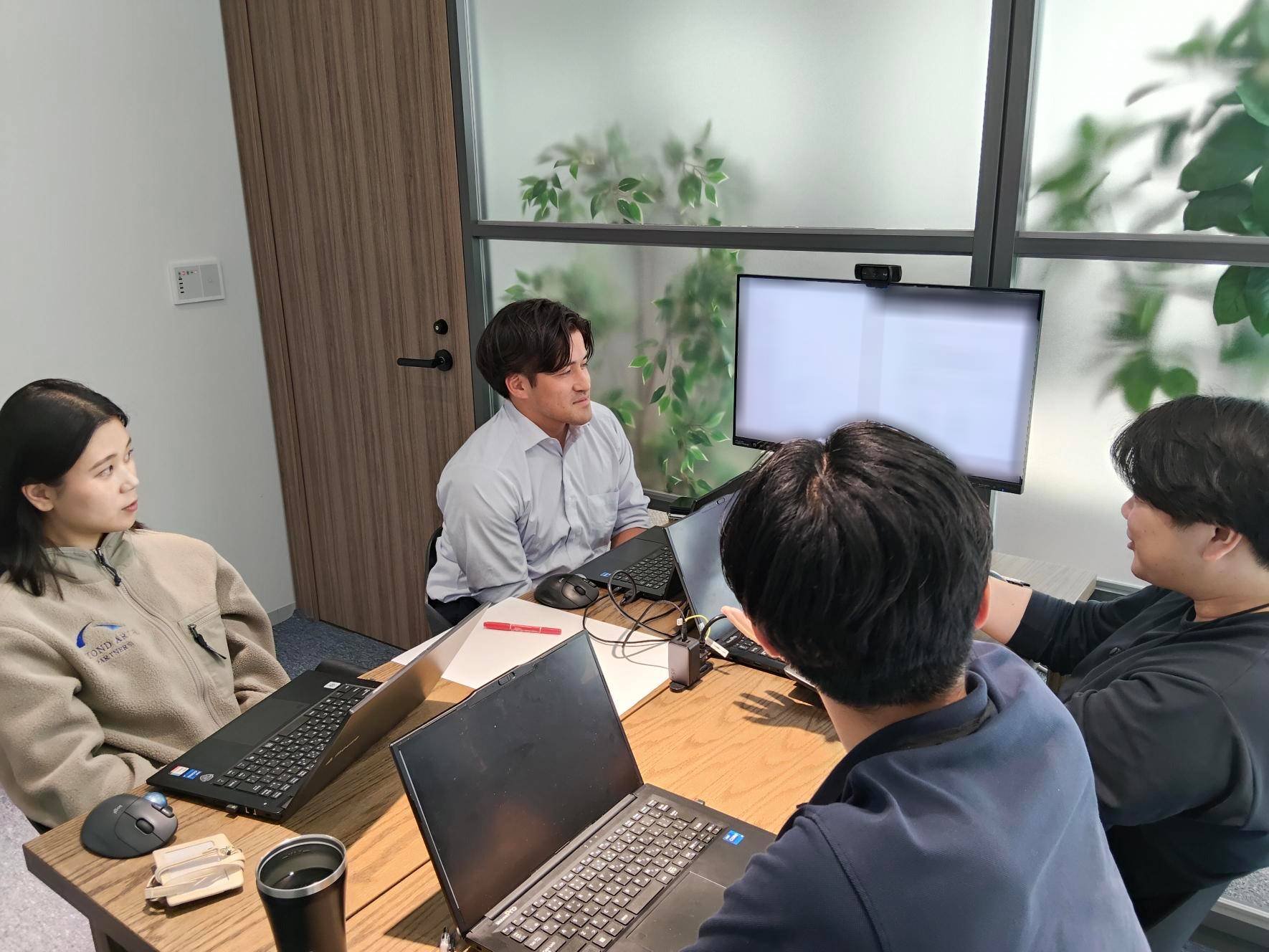 会議室では画面を共有しながら、課題と打ち手を具体化